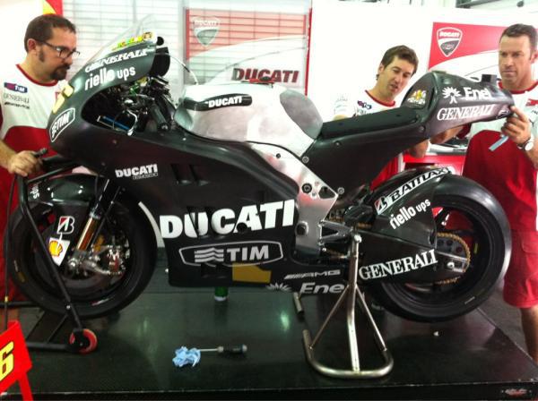 motogp_ducati_sepang_carbone[1].jpg